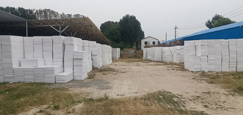  如何對擠塑板進行現場的施工操作呢？
